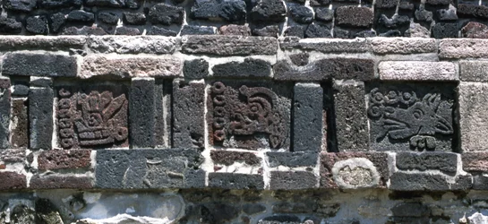 Aztekische Glyphen, die die Zahlen 6, 5, 4 zeigen, Spätklassische Periode